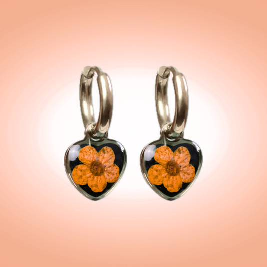 Orecchini a cerchio piccoli in acciaio inox con ciondolo a cuore e fiore vero arancio