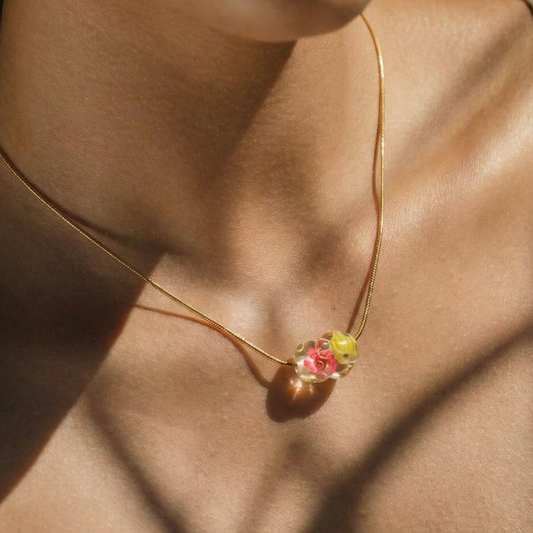 Collana girocollo in acciaio inox con ciondolo in resina e fiori veri di Nebbiolina