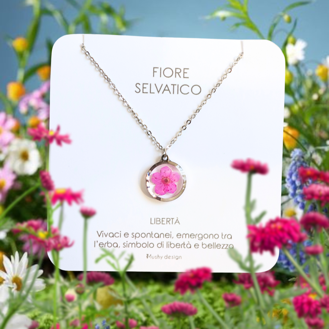 Collana in acciaio inossidabile e ciondolo in resina con fiore selvatico fucsia