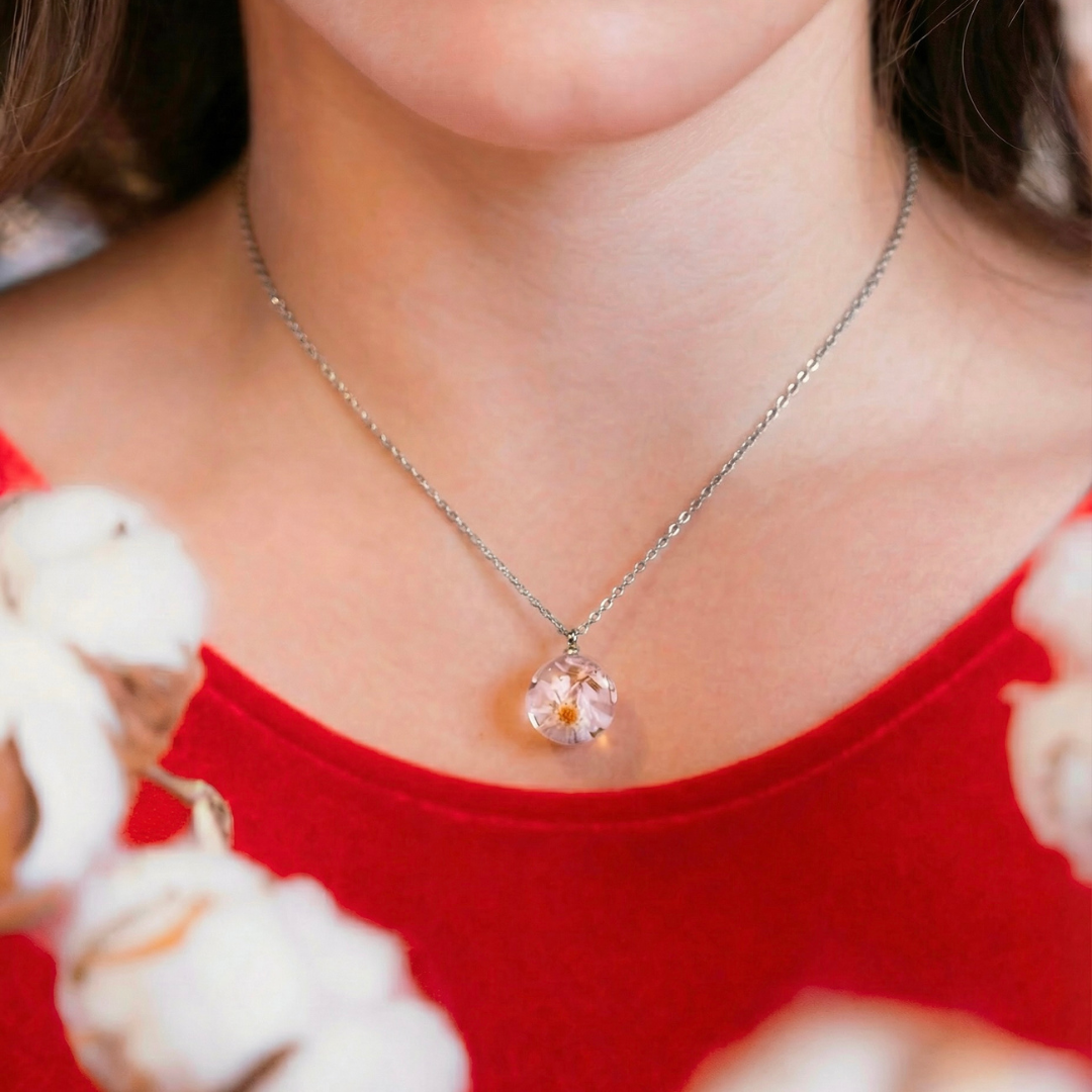 Collana BOLLA in acciaio inox con sfera in resina e fiori di Glixia bianca