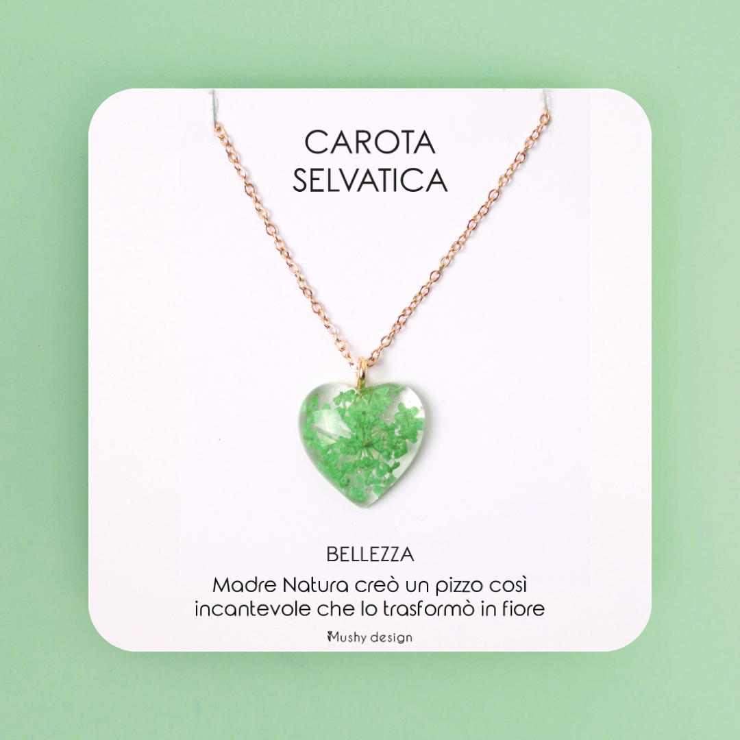 Collana cuore in resina con fiore Pizzo della regina Anna verde e montatura in acciaio inox oro