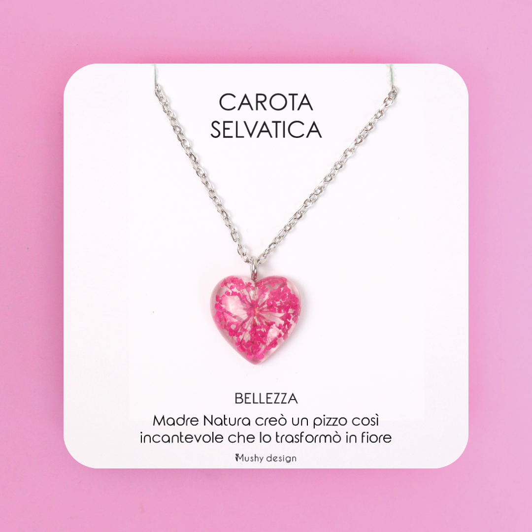 Collana cuore in resina con fiore Pizzo della regina Anna magenta e montatura in acciaio inox