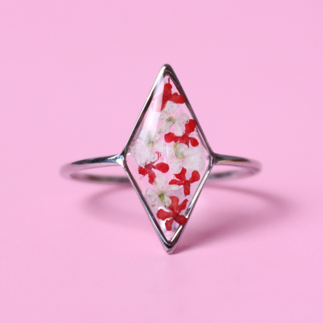 Anello in acciaio inox e fiore Carota selvatica bianca e rossa acqua intersecato nella resina - PEZZO UNICO