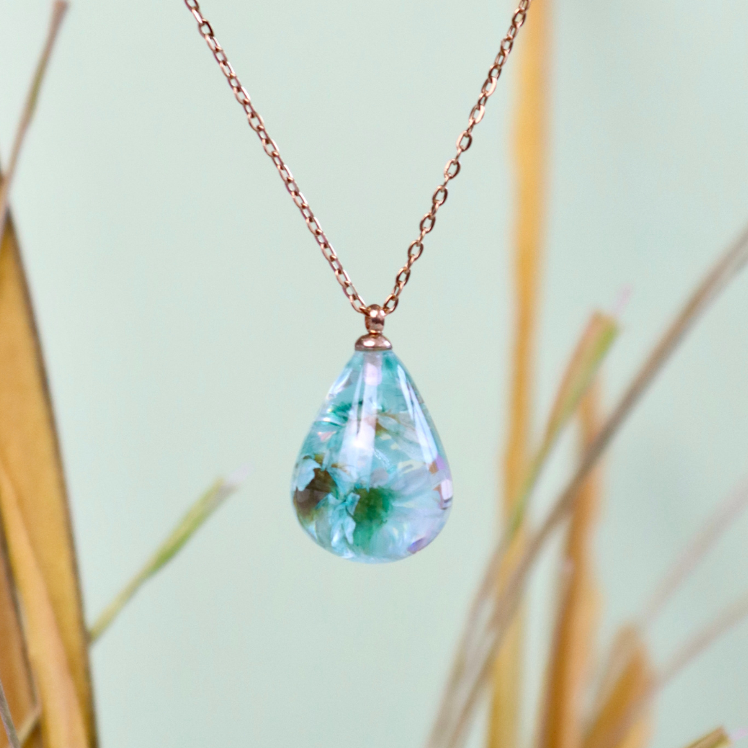 Collana RUGIADA in acciaio inossidabile e ciondolo in resina con Glixia azzurra