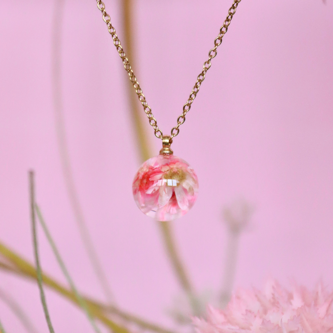 Collana BOLLA in acciaio inox con sfera in resina e fiori di Glixia rosa
