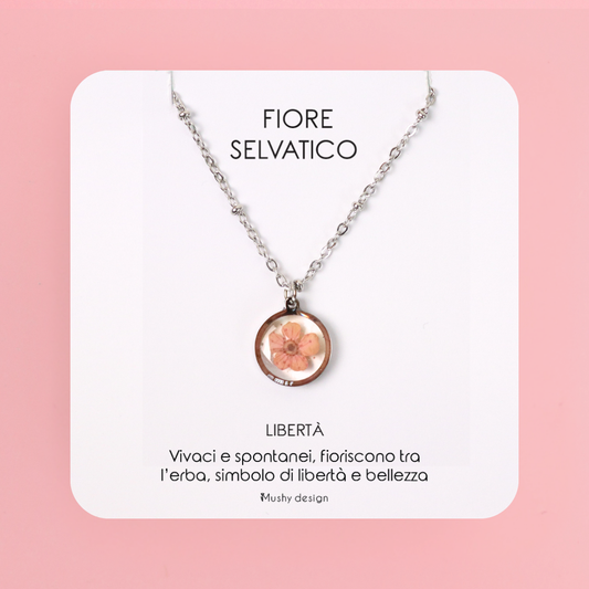 Collana in acciaio inossidabile e ciondolo in resina con fiore selvatico rosa