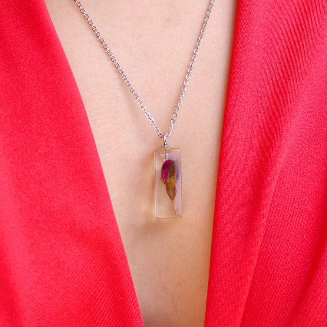 Collana con bocciolo di Rosa rossa in acciaio inossidabile