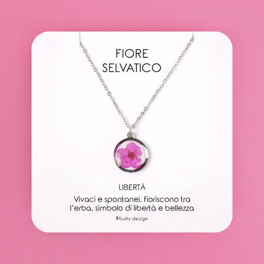 Collana in acciaio inossidabile e ciondolo in resina con fiore selvatico fucsia