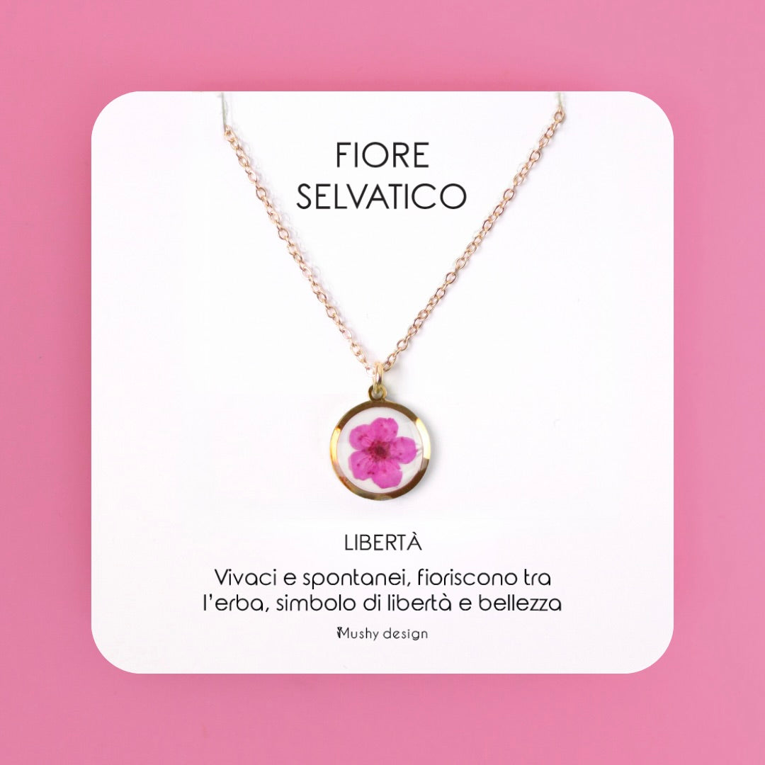 Collana in acciaio inossidabile e ciondolo in resina con fiore selvatico fucsia