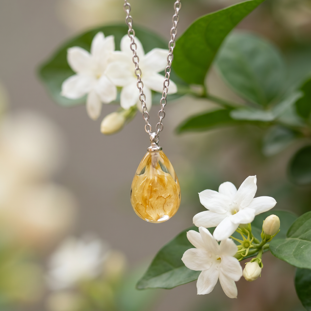 Collana RUGIADA in acciaio inossidabile e ciondolo in resina con Gelsomino
