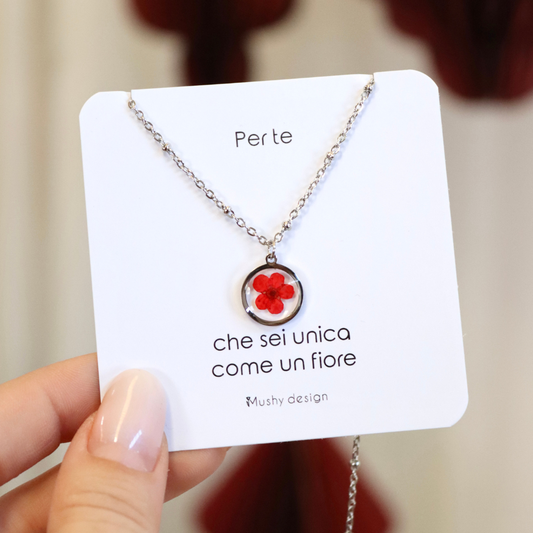 Collana in acciaio inossidabile e ciondolo in resina con fiore rosso