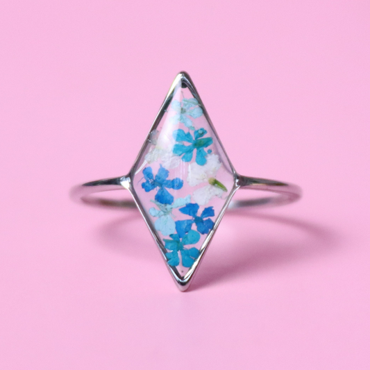 Anello in acciaio inox e fiore Carota selvatica bianco, turchese e verde acqua intersecato nella resina - PEZZO UNICO (Copia) (Copia) (Copia) (Copia)