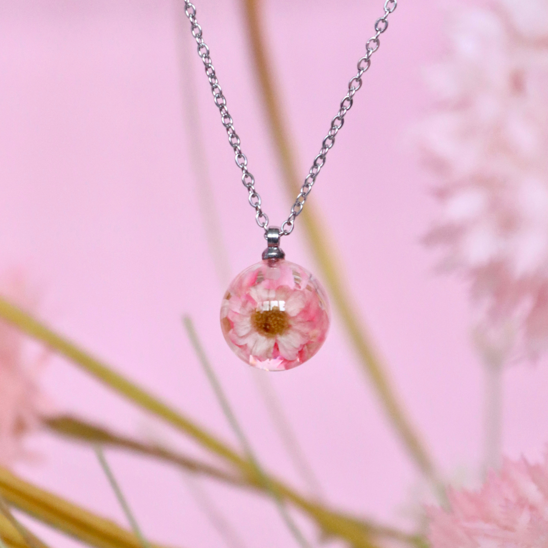 Collana BOLLA in acciaio inox con sfera in resina e fiori di Glixia rosa