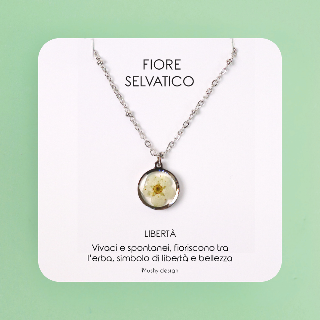 Collana in acciaio inossidabile e ciondolo in resina con fiore selvatico bianco