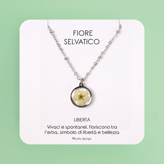 Collana in acciaio inossidabile e ciondolo in resina con fiore selvatico bianco