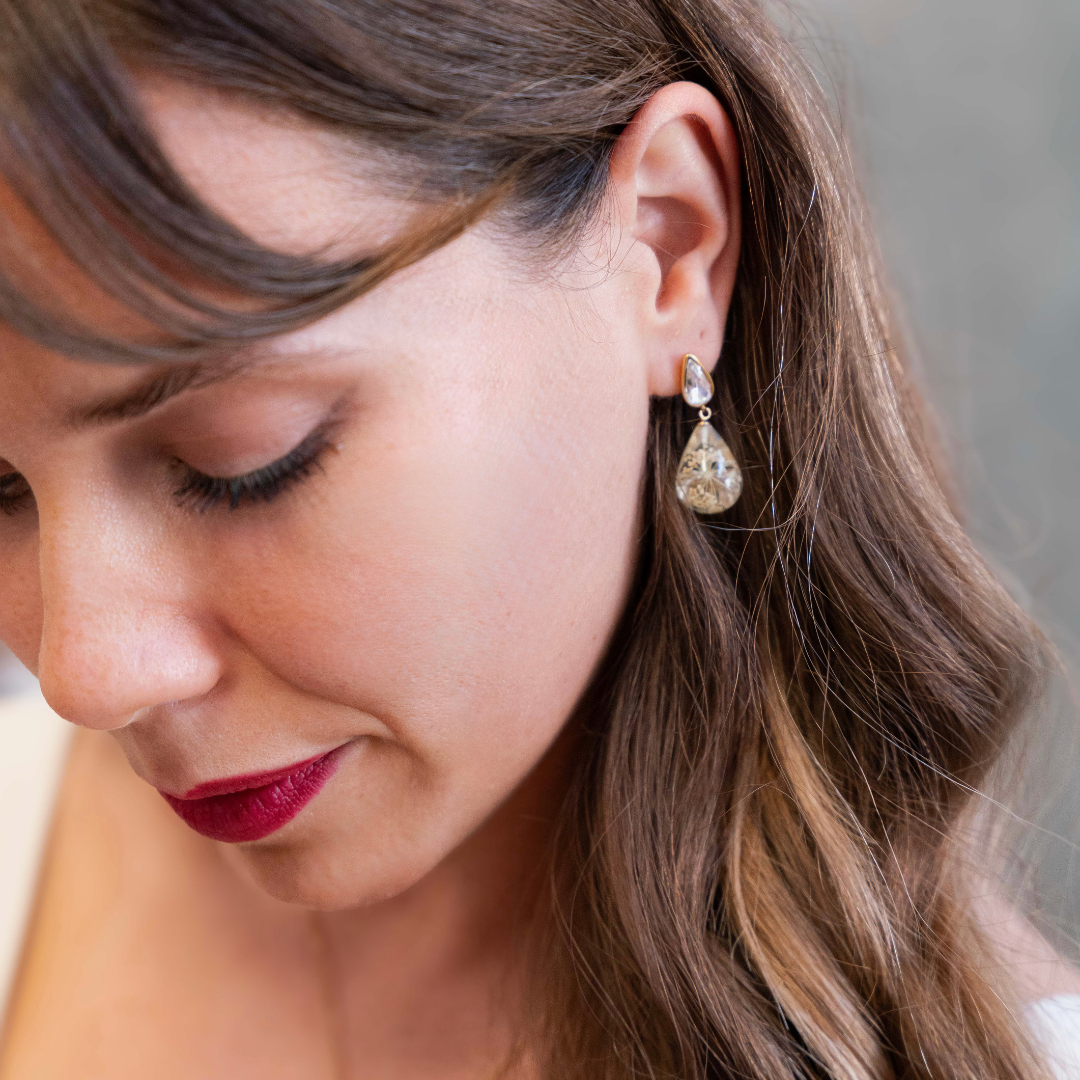 Orecchini Pendenti in Resina con Fiori Veri di Glixia bianca e Pizzo della regina Anna - RUGIADA, Acciaio Inox