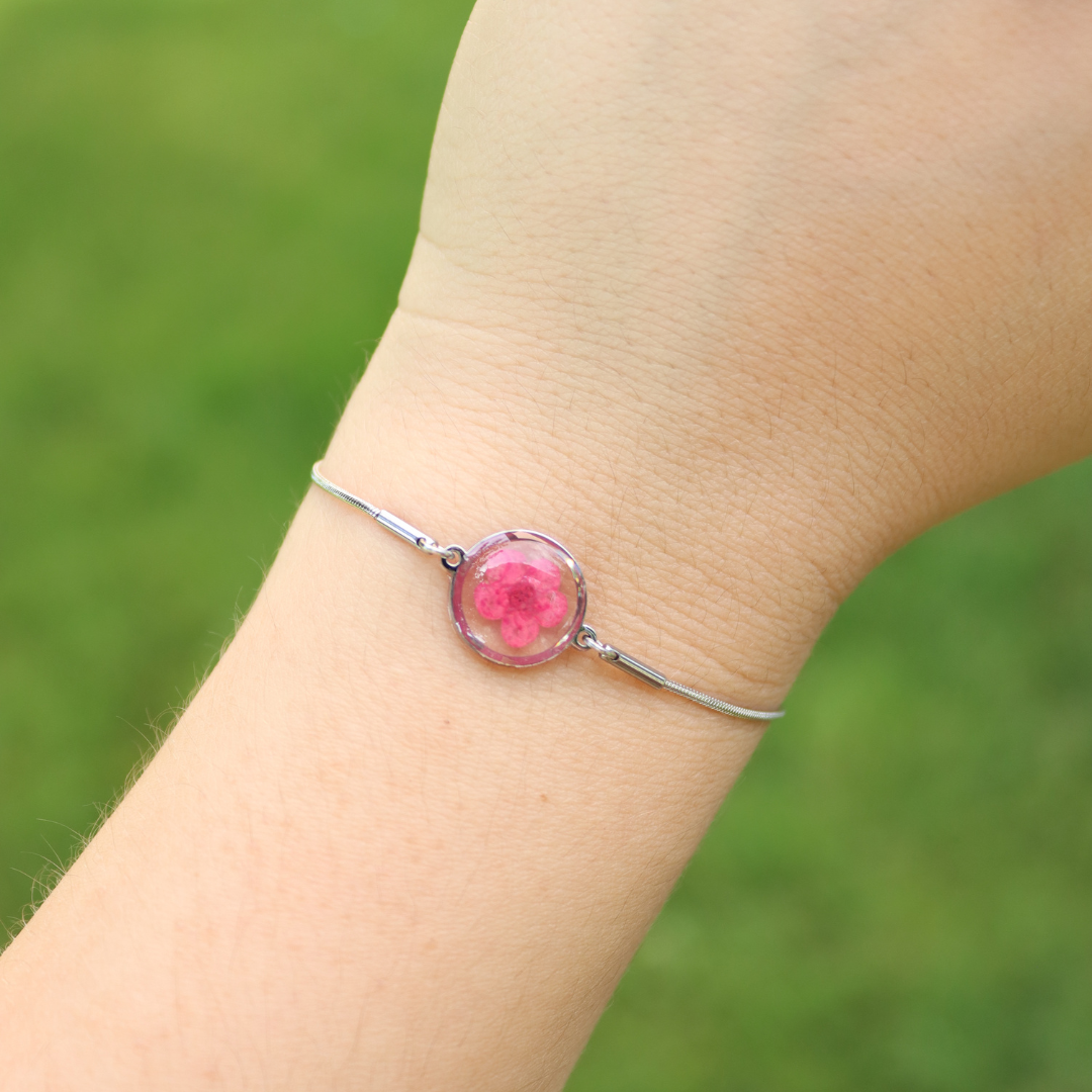Bracciale regolabile in acciaio inox e fiore magenta preservato nel ciondolo