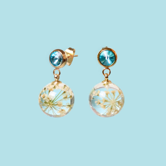 Orecchini BOLLE in acciaio inox oro, zircone azzurro, con resina e Pizzo della regina Anna bianco