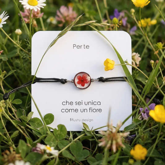 Bracciale regolabile in cordoncino e ciondolo in acciaio inox con Spirea rosso intersecata nella resina