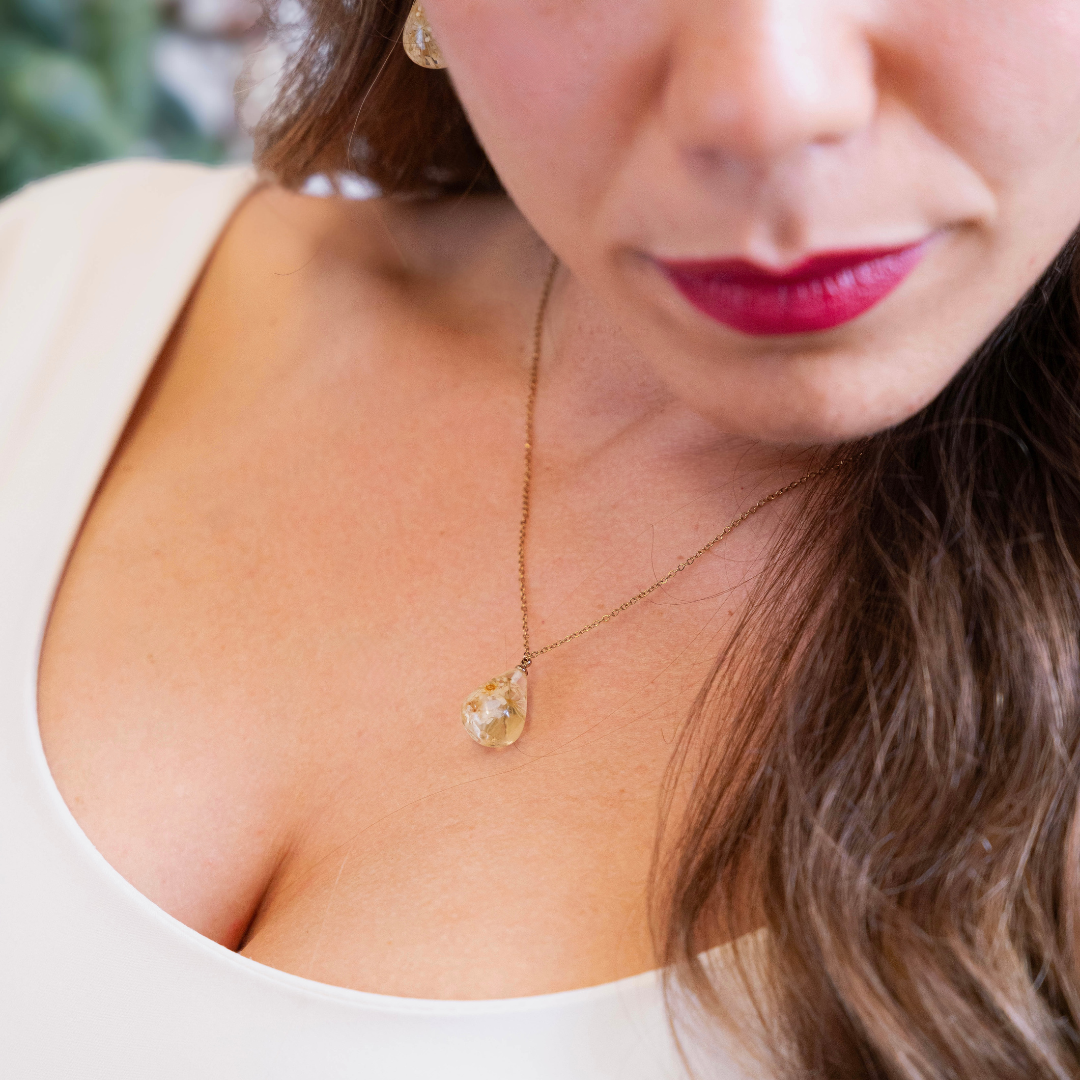 Collana RUGIADA in acciaio inossidabile e ciondolo in resina con Glixia bianca e Carota selvatica