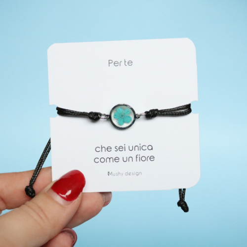 Bracciale regolabile in cordoncino e ciondolo in acciaio inox con fiore blu intersecato nella resina