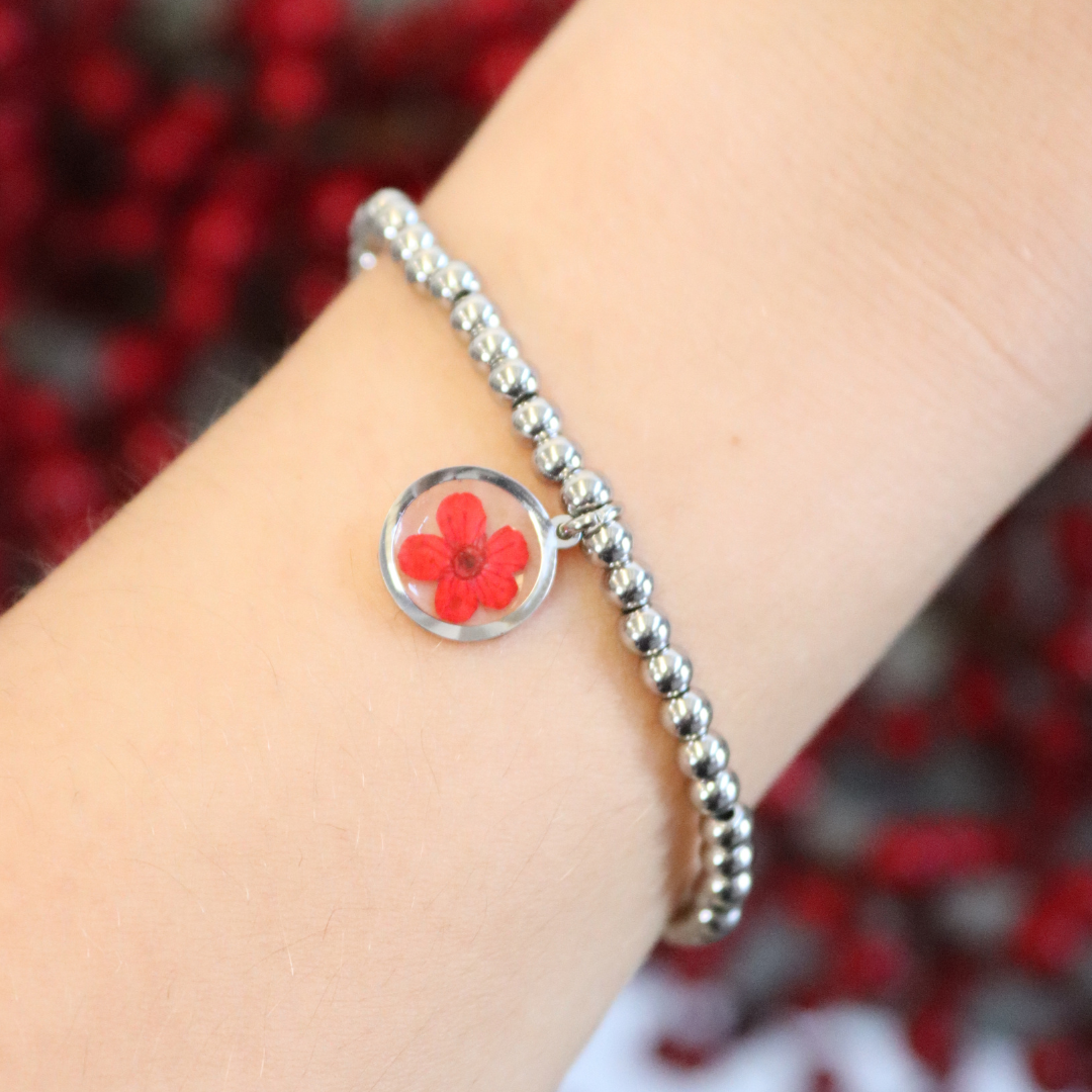 Bracciale elastico in acciaio inossidabile e ciondolo in resina con fiore rosso