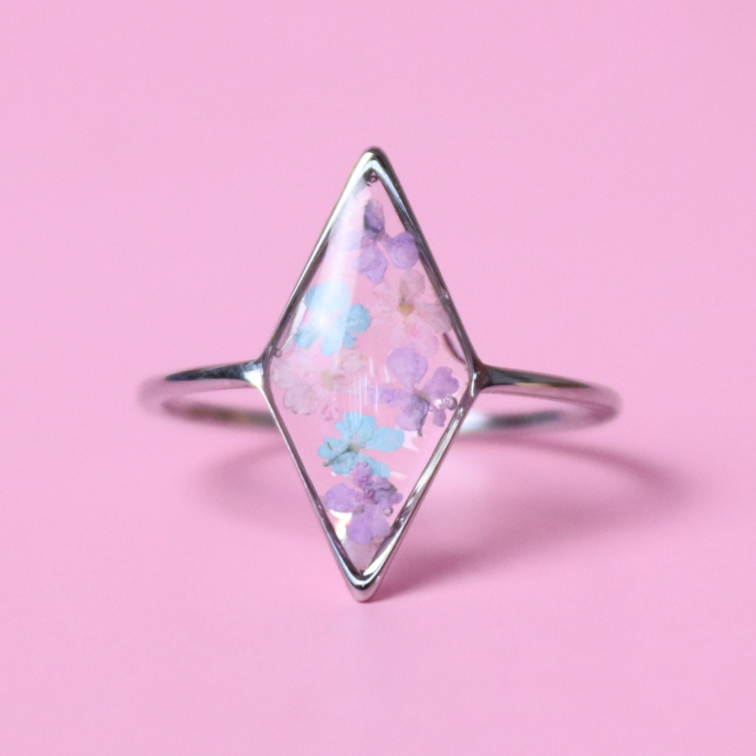 Anello in acciaio inox e fiore Carota selvatica rosa, lilla e verde acqua intersecato nella resina - PEZZO UNICO