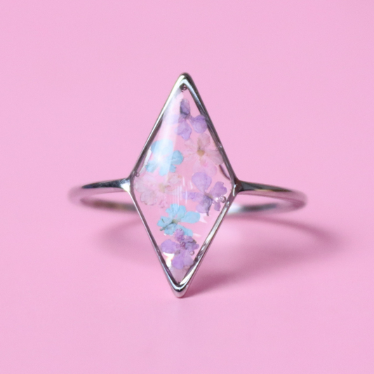 Anello in acciaio inox e fiore Carota selvatica rosa, lilla e verde acqua intersecato nella resina - PEZZO UNICO (Copia) (Copia) (Copia) (Copia) (Copia) (Copia) (Copia)