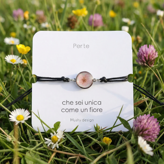 Bracciale regolabile in cordoncino e ciondolo in acciaio inox con fiore selvatico rosa