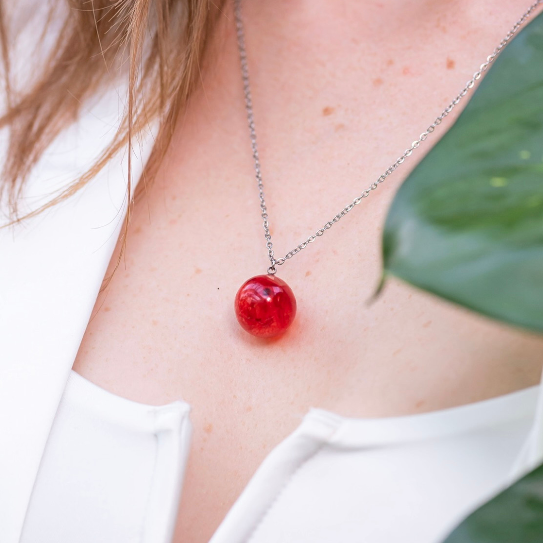 Collana sfera con fiore vero Ortensia rossa - collezione BOLLE