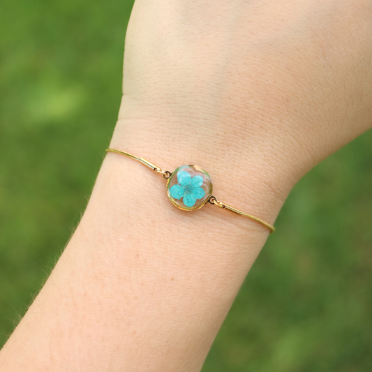 Bracciale regolabile in acciaio inox e fiore azzurro preservato nel ciondolo