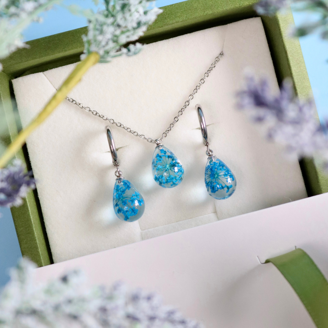 Parure Rugiada collana + orecchini in acciaio inossidabile e ciondolo in resina con Pizzo della regina Anna blu