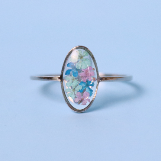 Anello in acciaio inox e fiore Carota selvatica lilla, turchese e verde acqua intersecato nella resina - PEZZO UNICO (Copia) (Copia) (Copia)