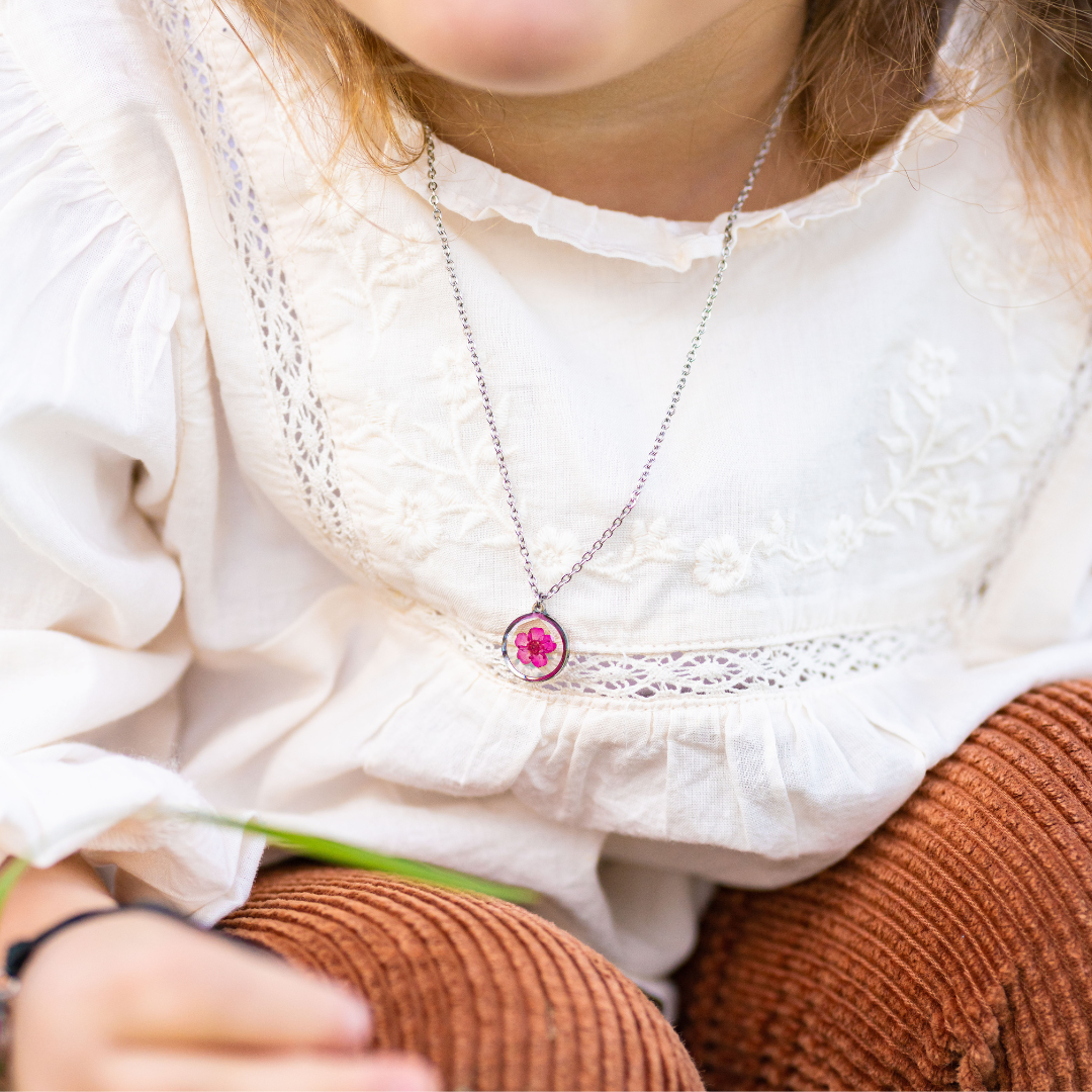 Collana in acciaio inossidabile e ciondolo in resina con fiore selvatico fucsia