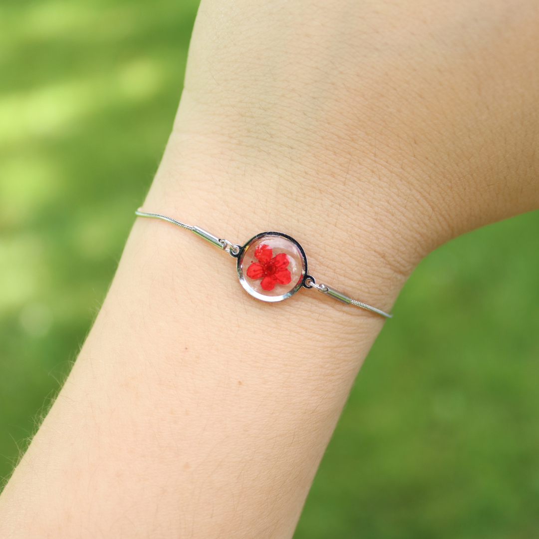 Bracciale regolabile in acciaio inox e fiore rosso preservato nel ciondolo
