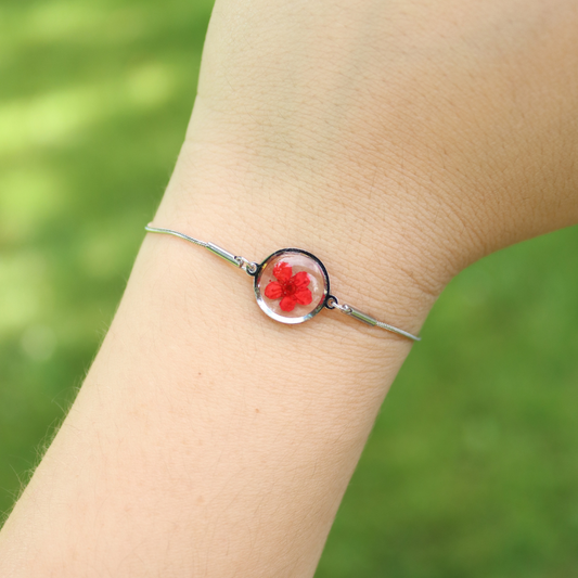 Bracciale regolabile in acciaio inox e fiore rosso preservato nel ciondolo