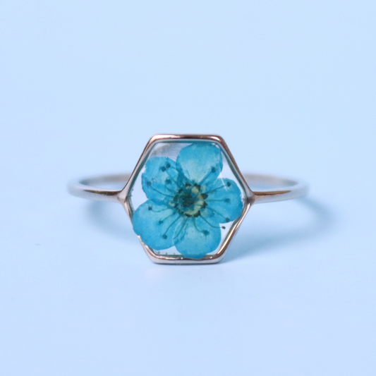 Anello in acciaio inox e fiore selvatico blu intersecato nella resina