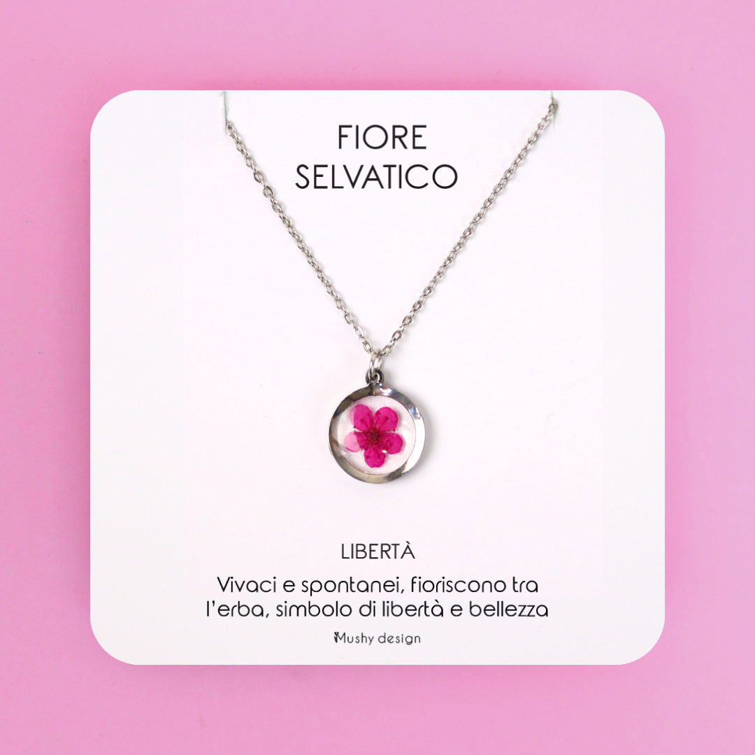 Collana in acciaio inossidabile e ciondolo in resina con fiore selvatico fucsia