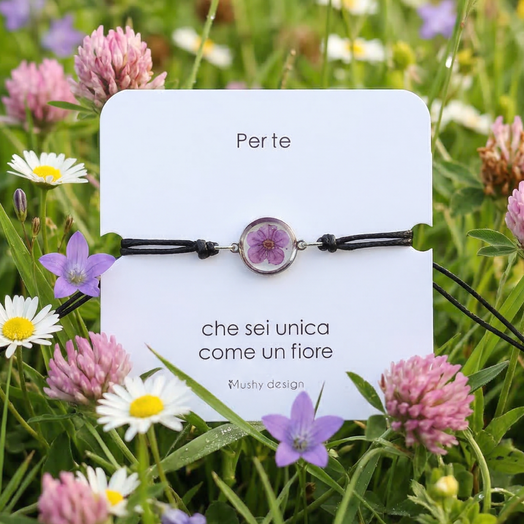 Bracciale regolabile in cordoncino e ciondolo in acciaio inox con fiore selvatico viola intersecata nella resina