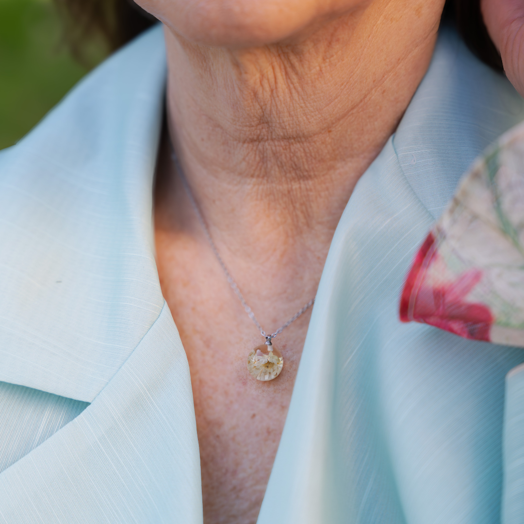 Parure collana + orecchini in acciaio inossidabile oro e ciondolo in resina con Glixia bianca