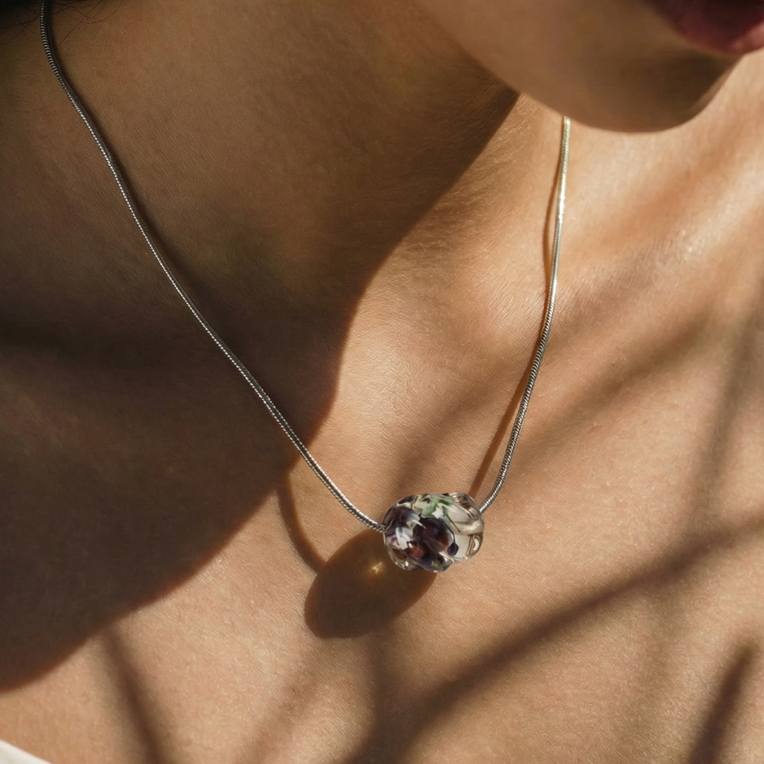 Collana girocollo in acciaio inox con ciondolo in resina e fiori veri di Nebbiolina