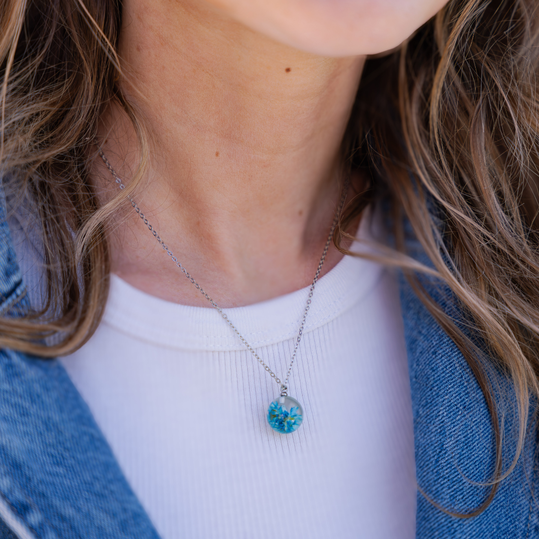 Collana BOLLA in acciaio inox con sfera in resina e fiori di Glixia blu