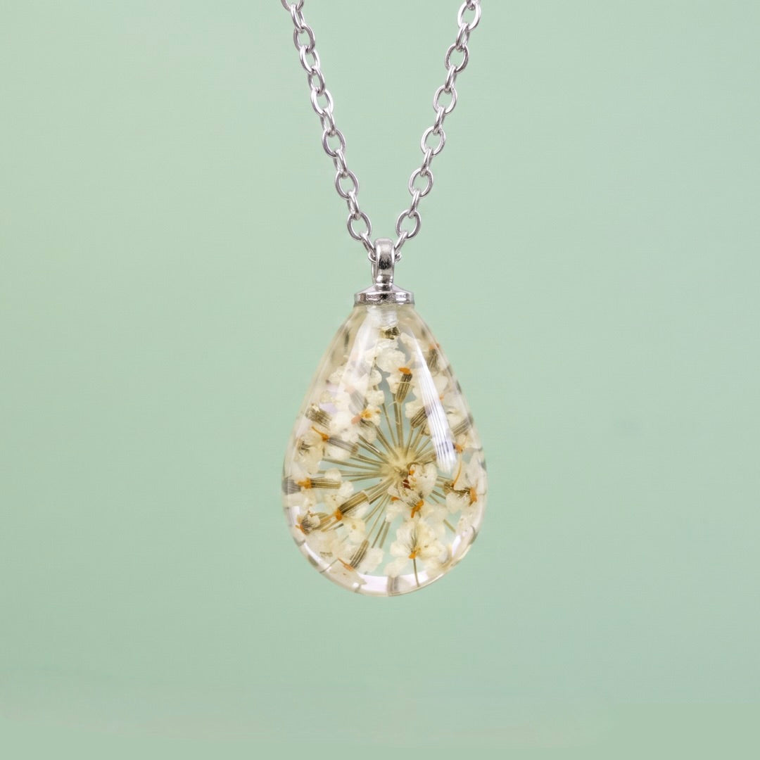 Collana RUGIADA in acciaio inossidabile e ciondolo in resina con Carota selvatica bianca