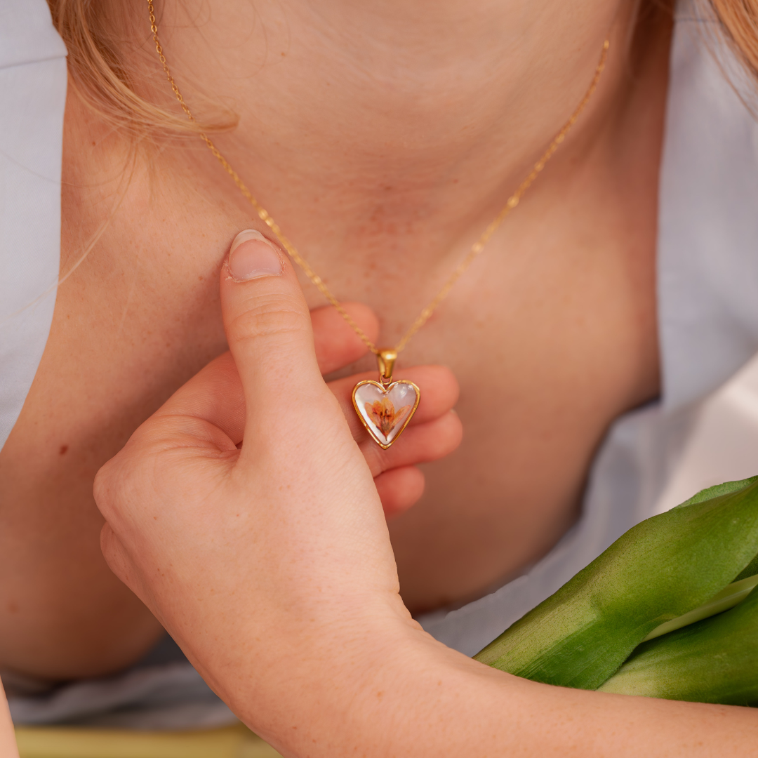Collana AMARSI in acciaio inossidabile e ciondolo in resina con fiore Lysamachia