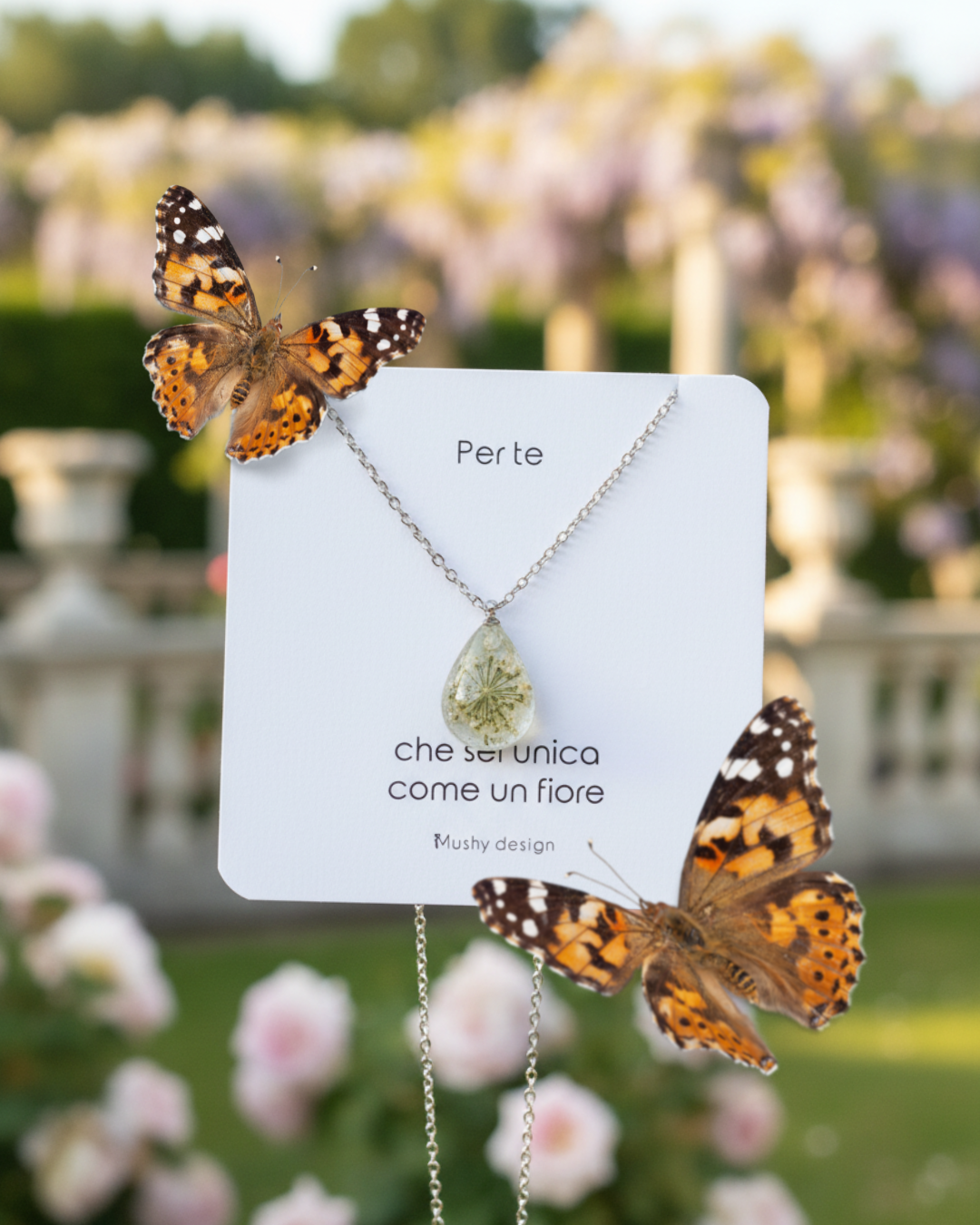 Collana RUGIADA in acciaio inossidabile e ciondolo in resina con Glixia bianca e Carota selvatica