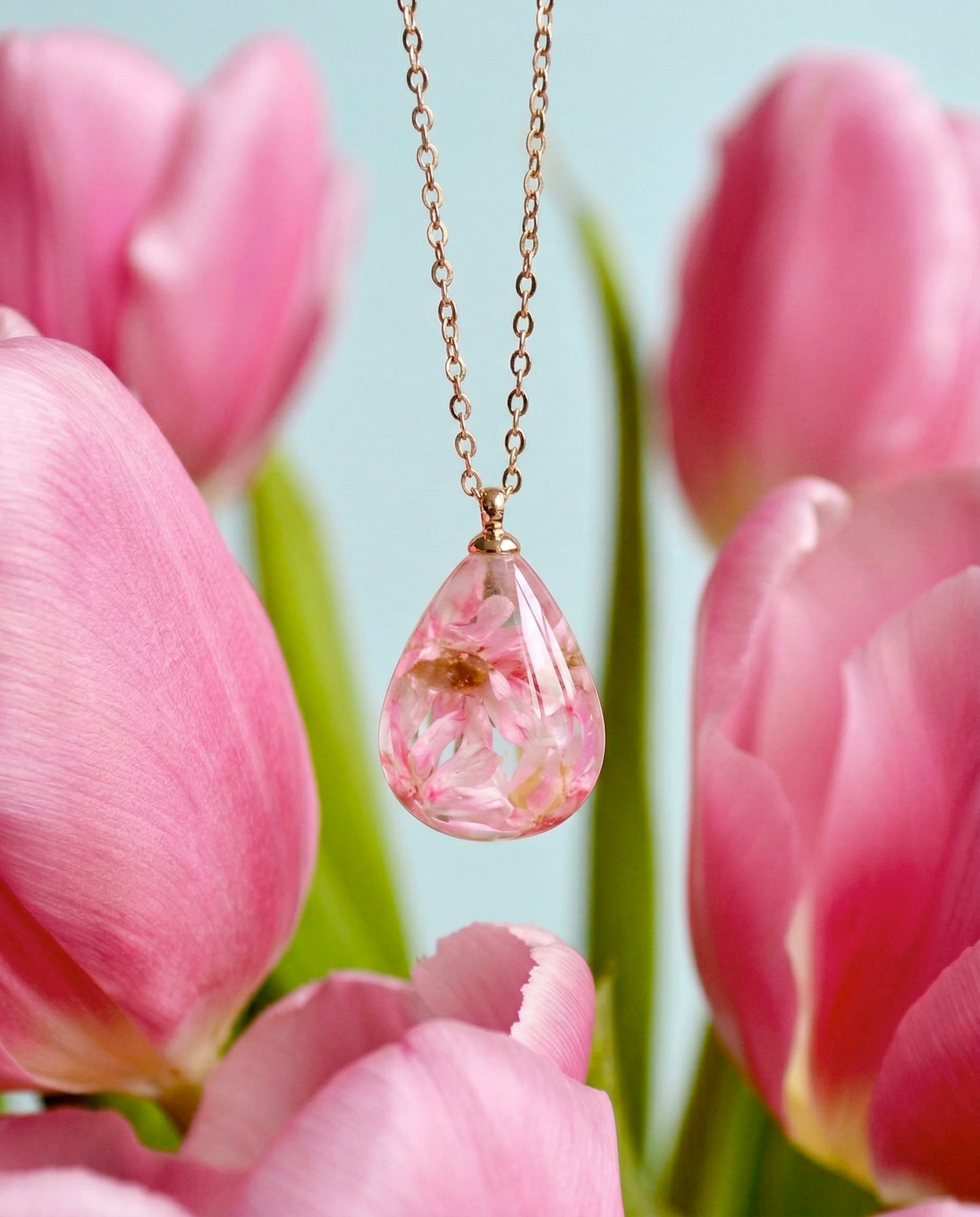 Collana RUGIADA in acciaio inossidabile e ciondolo in resina con Glixia rosa