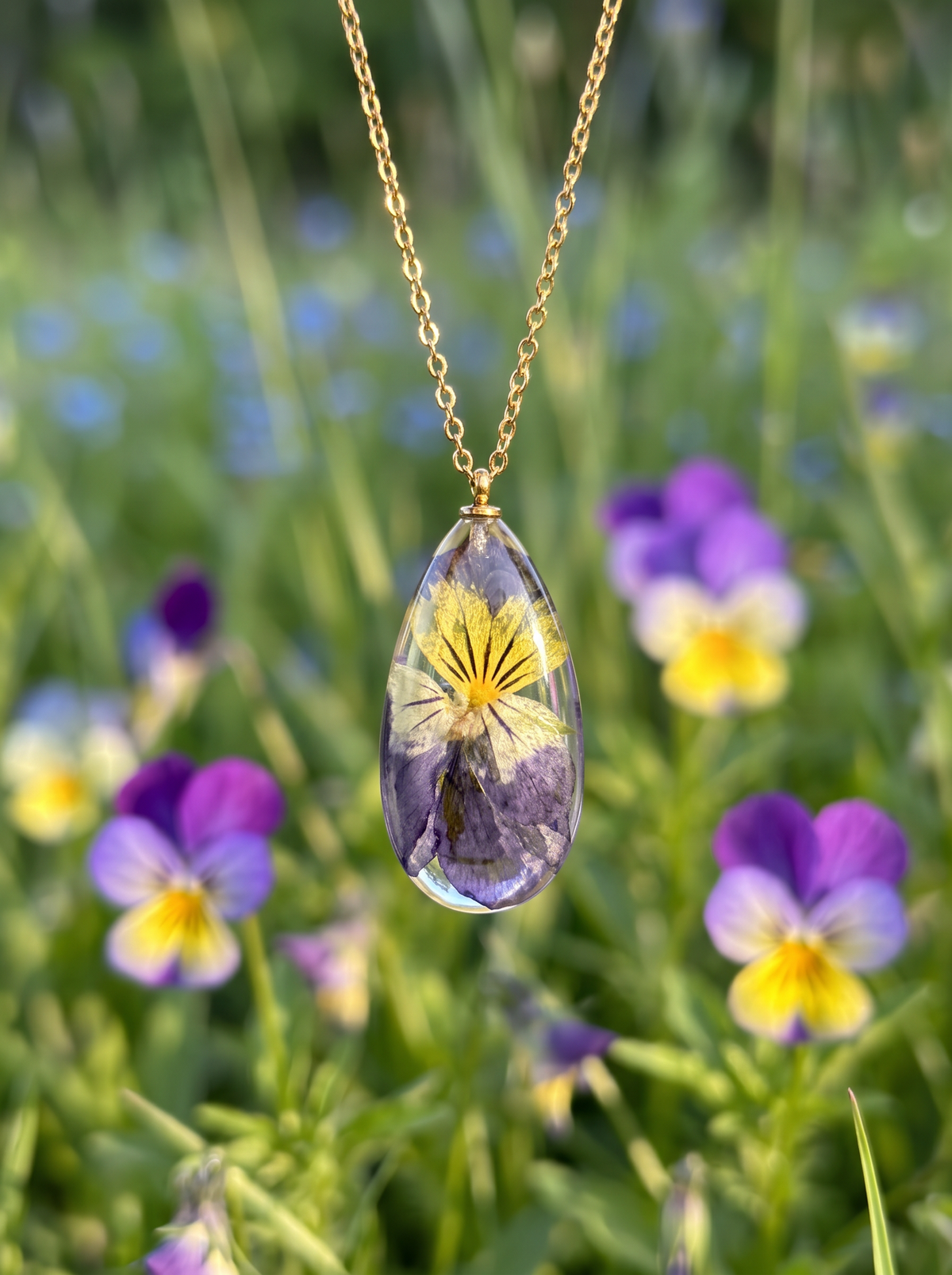 Collana RUGIADA in Resina con Viola del Pensiero e Montatura in Acciaio Inossidabile