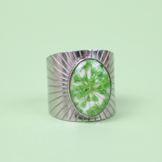 Anello regolabile in acciaio inox e Pizzo della regina Anna verde inglobato nella resina
