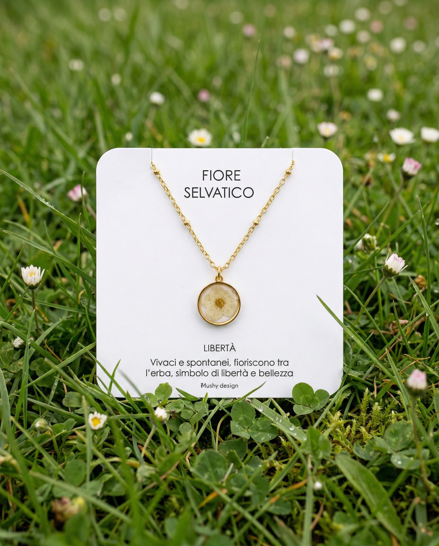 Collana in acciaio inossidabile e ciondolo in resina con fiore selvatico bianco