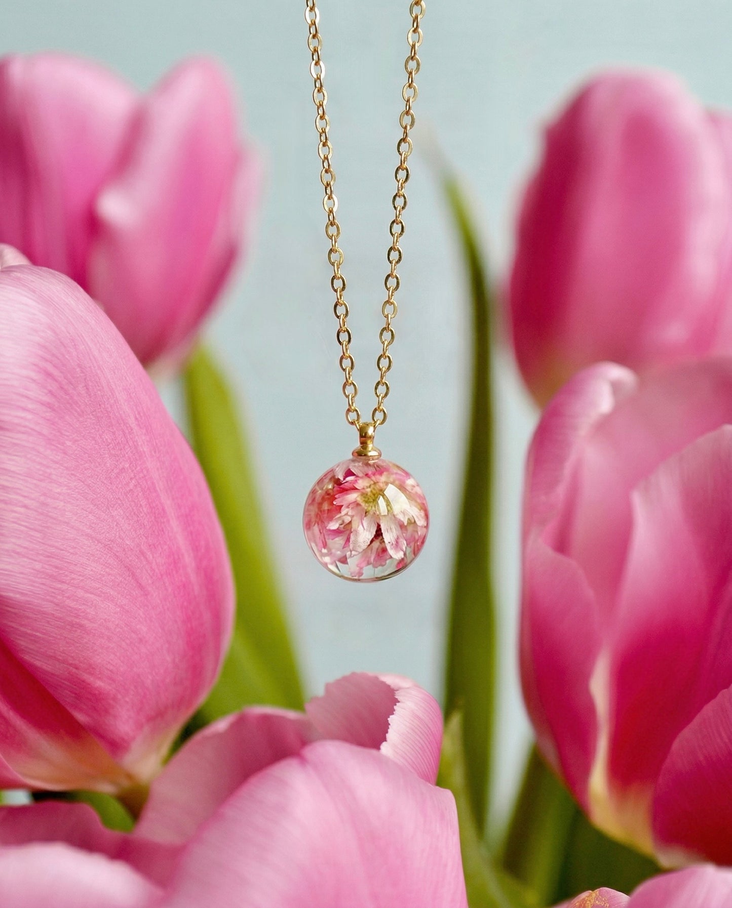 Collana BOLLA in acciaio inox con sfera in resina e fiori di Glixia rosa
